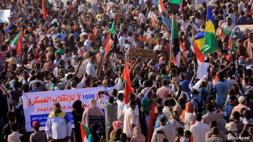 انقلاب السودان.. لماذا تحول موقف المتظاهرين من حمدوك؟ انقلاب السودان.. لماذا تحول موقف المتظاهرين من حمدوك؟
