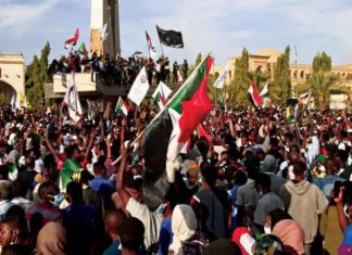 كرٌّ وفرٌّ في محيط القصر الجمهوري بالخرطوم كرٌّ وفرٌّ في محيط القصر الجمهوري بالخرطوم