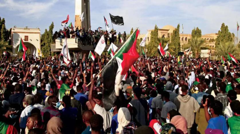 كرٌّ وفرٌّ في محيط القصر الجمهوري بالخرطوم كرٌّ وفرٌّ في محيط القصر الجمهوري بالخرطوم