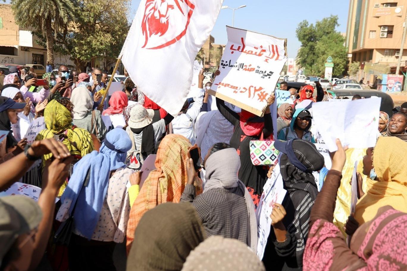 السودانيون يحتشدون لمحاصرة القصر الرئاسي للمرة الثانية السودانيون يحتشدون لمحاصرة القصر الرئاسي للمرة الثانية