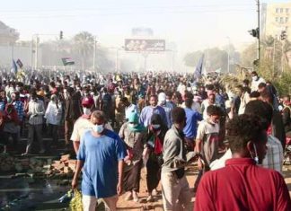 السودان يبحث عن حلول صعبة وسط استمرار الصراع بين الشارع والسلطة السودان يبحث عن حلول صعبة وسط استمرار الصراع بين الشارع والسلطة