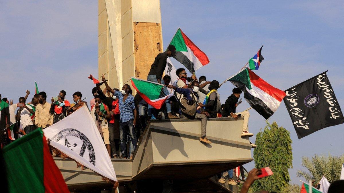 محللون: بوادر فوضى تلوح في الأفق وسط حالة الانسداد السياسي بالسودان محللون: بوادر فوضى تلوح في الأفق وسط حالة الانسداد السياسي بالسودان