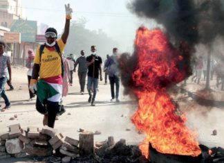 مدن سودانية تنتفض… وحشود في محيط القصر مدن سودانية تنتفض… وحشود في محيط القصر