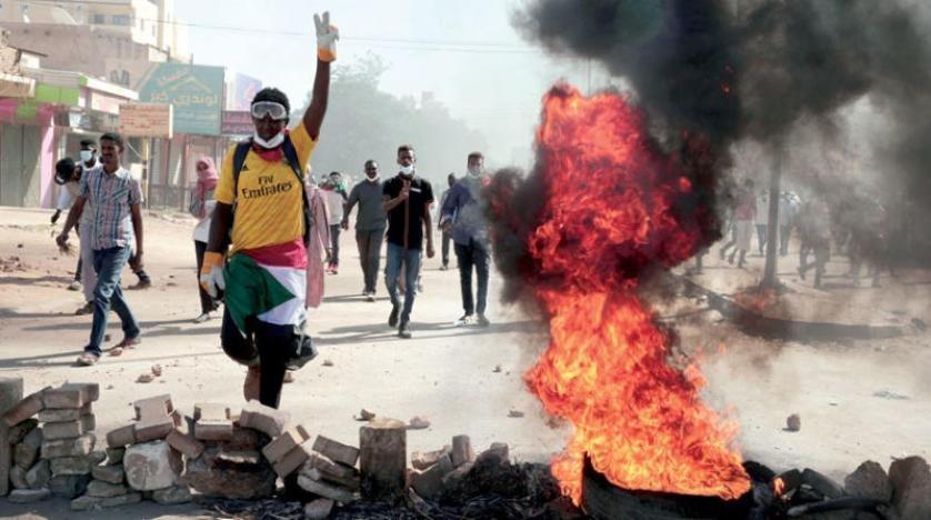 مدن سودانية تنتفض… وحشود في محيط القصر مدن سودانية تنتفض… وحشود في محيط القصر