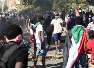 محامو الطوارئ: اعتقال 144 ثائرا محامو الطوارئ: اعتقال 144 ثائرا