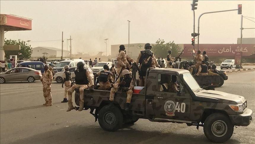 الأمن السوداني يغلق طرقا بمحيط القيادة العامة الأمن السوداني يغلق طرقا بمحيط القيادة العامة