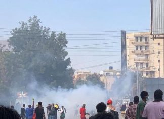 قوات سلطات الانقلاب تقمع المتظاهرين المتجهين للقصر الرئاسي عاجل: قوات سلطات الانقلاب تقمع المتظاهرين المتجهين للقصر الرئاسي