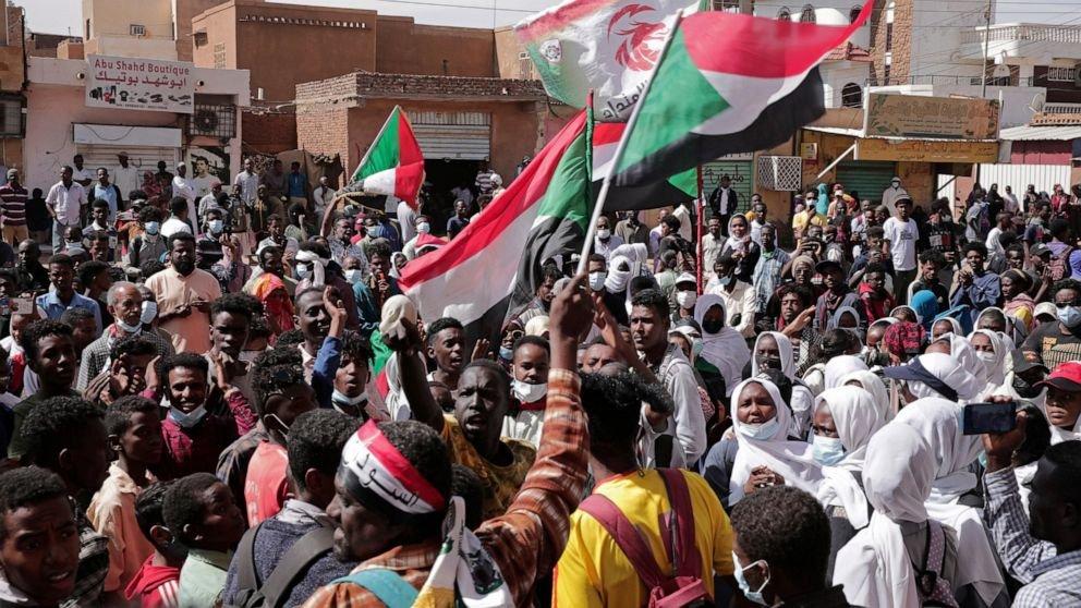 السودان.. دعوات لاحتجاجات جديدة وترقب غلق 3 جسور السودان.. دعوات لاحتجاجات جديدة وترقب غلق 3 جسور