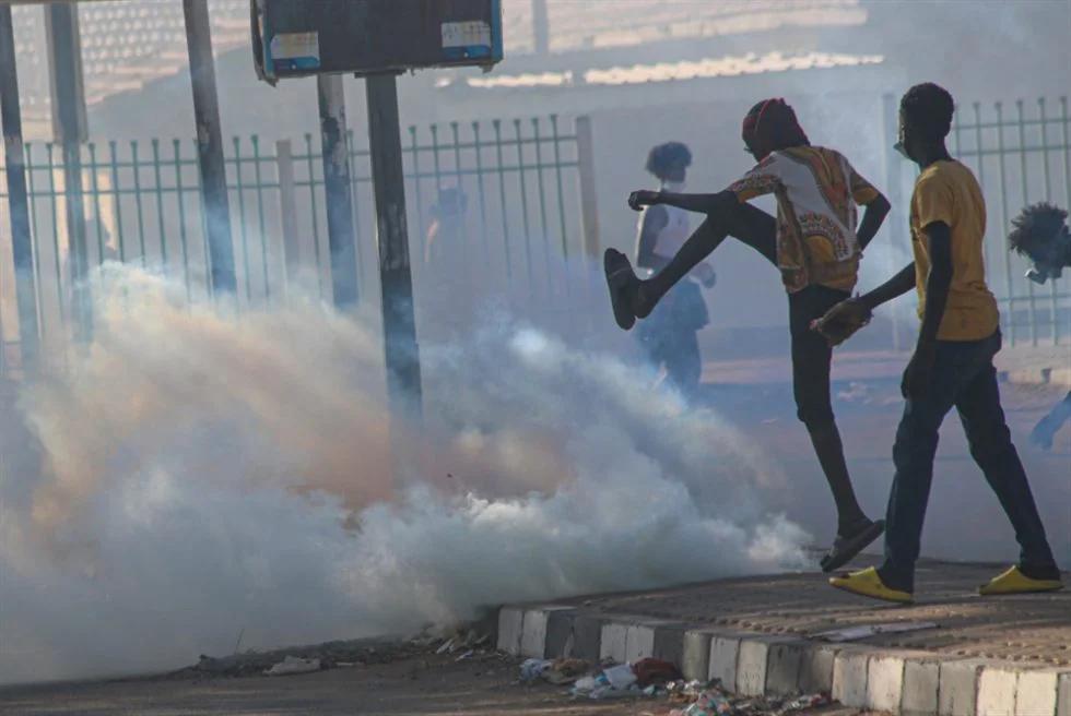 والي الخرطوم المكلف يؤكد على ضرورة حماية المواكب السلمية والي الخرطوم المكلف يؤكد على ضرورة حماية المواكب السلمية