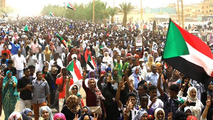 الأمهات يسيرن موكب (لا تقتل جناي) بالخرطوم الأمهات يسيرن موكب (لا تقتل جناي) بالخرطوم