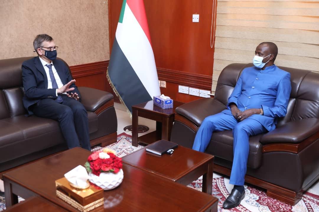 عضو مجلس السيادة د.الهادي إدريس يلتقي رئيس بعثة يونيتامس عضو مجلس السيادة د.الهادي إدريس يلتقي رئيس بعثة يونيتامس