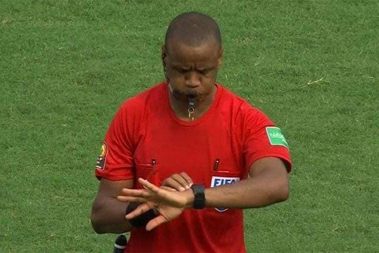 فضيحة تحكيمية تاريخية في مباراة مالي وتونس في كأس إفريقيا فضيحة تحكيمية تاريخية في مباراة مالي وتونس في كأس إفريقيا
