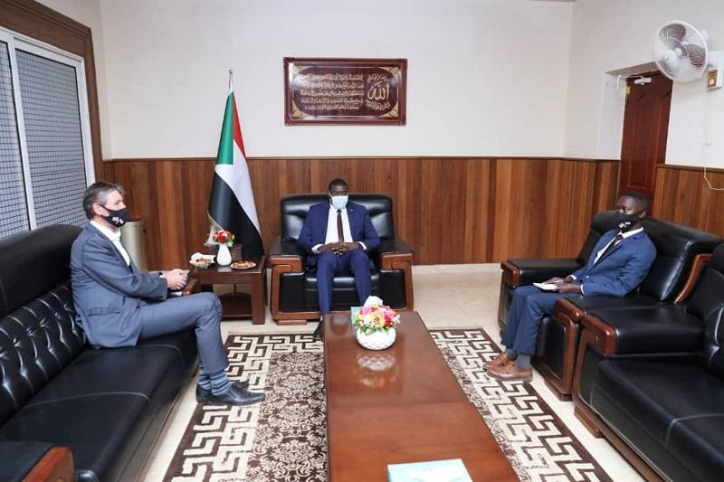 عضو مجلس السيادة الطاهر حجر يلتقي السفير البريطاني عضو مجلس السيادة الطاهر حجر يلتقي السفير البريطاني