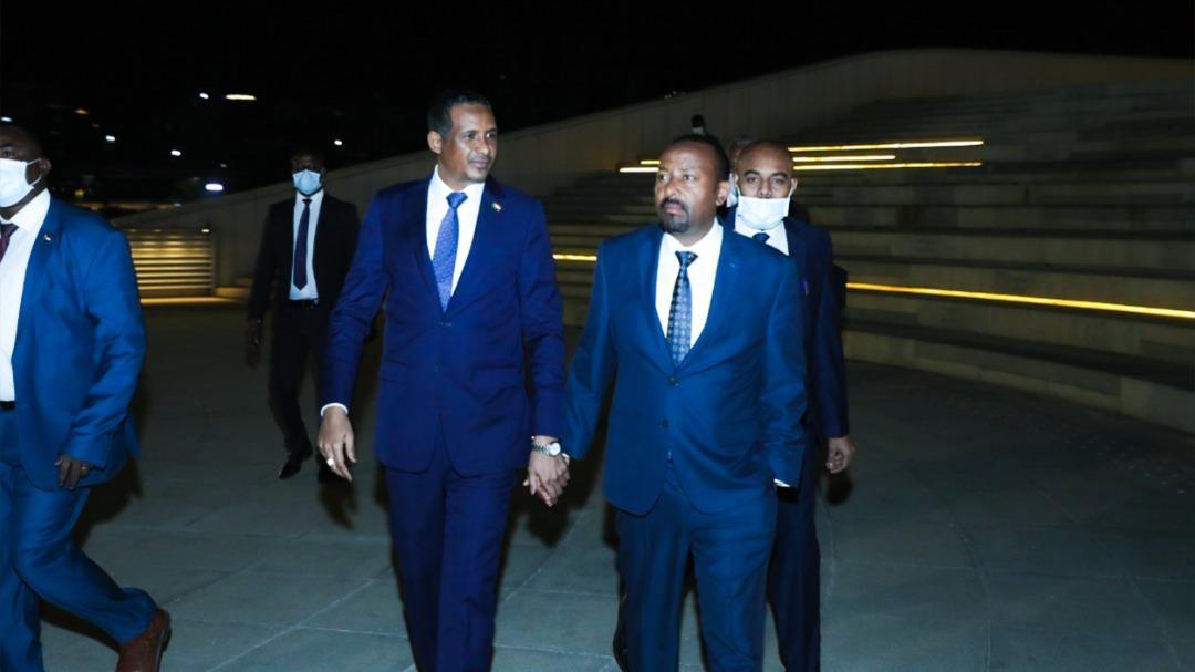 آبي أحمد يستقبل دقلو على أنغام الأغنيات السودانية آبي أحمد يستقبل دقلو على أنغام الأغنيات السودانية