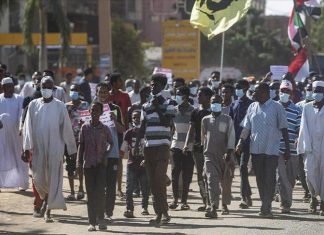 مئات السودانيين ينظمون وقفات إحتجاج لرفض التدخلات الأجنبية مئات السودانيين ينظمون وقفات إحتجاج لرفض التدخلات الأجنبية