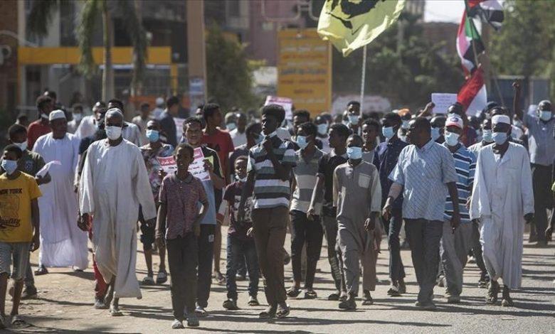 مئات السودانيين ينظمون وقفات إحتجاج لرفض التدخلات الأجنبية مئات السودانيين ينظمون وقفات إحتجاج لرفض التدخلات الأجنبية