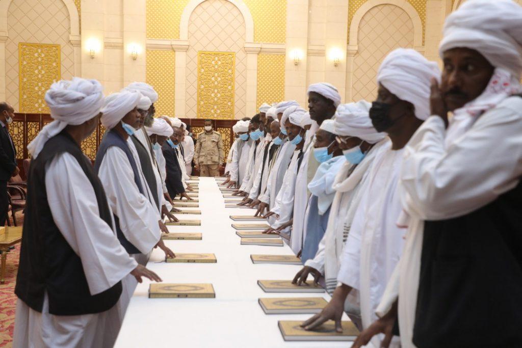 لجان حل أزمة الشرق تؤدي القسم أمام حميدتي لجان حل أزمة الشرق تؤدي القسم أمام حميدتي