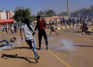 إطلاق غاز لتفريق محتجين قرب القصر الرئاسي إطلاق غاز لتفريق محتجين قرب القصر الرئاسي