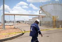 الحكومة السودانية وشركتان في جوبا توقع اتفاقاً لعبور النفط الحكومة السودانية وشركتان في جوبا توقع اتفاقاً لعبور النفط