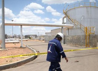 الحكومة السودانية وشركتان في جوبا توقع اتفاقاً لعبور النفط الحكومة السودانية وشركتان في جوبا توقع اتفاقاً لعبور النفط