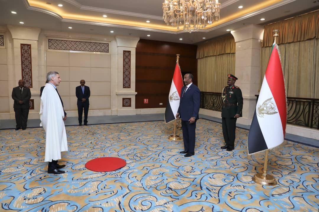البرهان يتسلم أوراق اعتماد عدد من السفراء البرهان يتسلم أوراق اعتماد عدد من السفراء