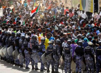 قطع الطرق في السودان يعرقل حركة التجارة والاستثمارات قطع الطرق في السودان يعرقل حركة التجارة والاستثمارات