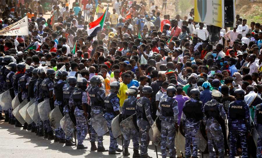 قطع الطرق في السودان يعرقل حركة التجارة والاستثمارات قطع الطرق في السودان يعرقل حركة التجارة والاستثمارات