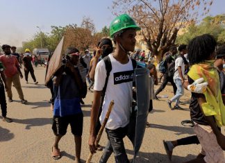 كيف نمت وتشكلت؟ “غاضبون” و”ملوك الاشتباكات”.. مجموعات تتقدم صفوف مظاهرات السودان كيف نمت وتشكلت؟ "غاضبون" و"ملوك الاشتباكات" مجموعات تتقدم صفوف مظاهرات السودان