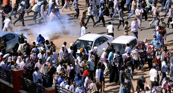تجدد الاحتجاجات غداة اعتقال اثنين من قادة المعارضة تجدد الاحتجاجات غداة اعتقال اثنين من قادة المعارضة