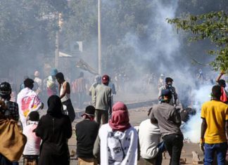 مقتل متظاهر سوداني برصاصة أصابته في شرفة مستشفى مقتل متظاهر سوداني برصاصة أصابته في شرفة مستشفى