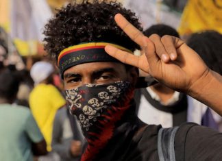 آلاف السودانيين يواصلون المطالبة بالحكم المدني آلاف السودانيين يواصلون المطالبة بالحكم المدني