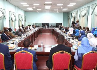 العاملون بالأمانة العامة لمجلس الوزراء يستقبلون العائدين بقرار المحكمة العاملون بالأمانة العامة لمجلس الوزراء يستقبلون العائدين بقرار المحكمة