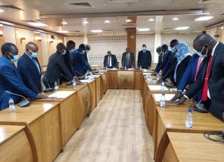 12 دبلوماسياً يؤدون قسم اليمين القانونية أمام وزير الخارجية المكلَف 12 دبلوماسياً يؤدون قسم اليمين القانونية أمام وزير الخارجية المكلَف