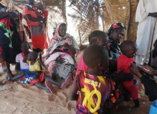 الصحة بالفاشر:حملة تطعيم ضد الحصبة وسط الأطفال اللاجئين الصحة بالفاشر:حملة تطعيم ضد الحصبة وسط الأطفال اللاجئين