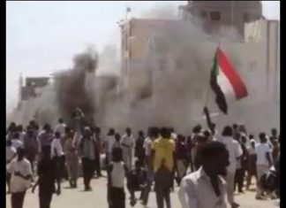 آلاف السودانيين يتظاهرون ضد حكم العسكر وغلاء الخبز آلاف السودانيين يتظاهرون ضد حكم العسكر وغلاء الخبز