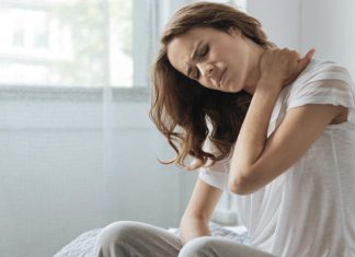 أسباب ألم الرقبة بعد النوم أسباب ألم الرقبة بعد النوم