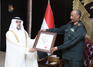 البرهان يمنح الشيخة فاطمة بنت مبارك وسام الإمتياز من الدرجة الأولى البرهان يمنح الشيخة فاطمةبنت مبارك وسام الإمتياز من الدرجةالأولى