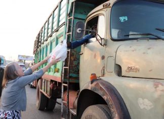 السفارة الأمريكية بالخرطوم توزع وجبات الأفطار للسائقين وعابري الطريق السفارة الأمريكية بالخرطوم توزع وجبات الأفطار للسائقين وعابري الطريق