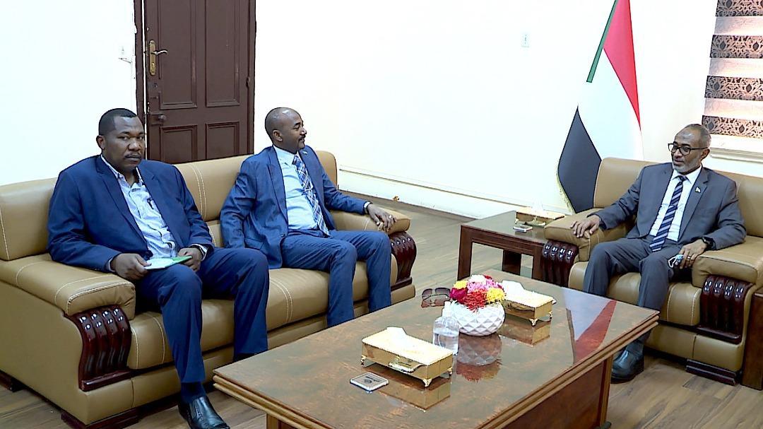 عضو السيادي د.عبدالباقي يطلع على قضايا صادر الثروة الحيوانية عضو السيادي د.عبدالباقي يطلع على قضايا صادر الثروة الحيوانية