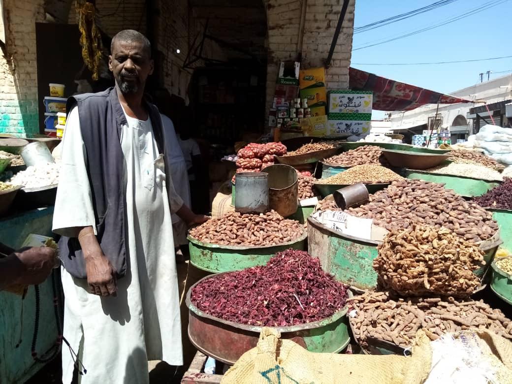 تذبذب أسعار المواد الغذائية والخضروات بسوق كوستىى الكبير تذبذب أسعار المواد الغذائية والخضروات بسوق كوستىى الكبير