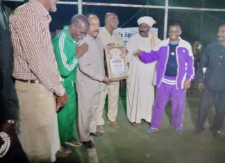 والى الجزيره يكرم عدد من الرموز الرياضية بمدنى والى الجزيره يكرم عدد من الرموز الرياضية بمدنى