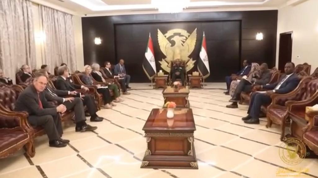 البرهان يؤكد الالتزام بعملية الحوار الشامل للوصول لتوافق سياسي البرهان يؤكد الالتزام بعملية الحوار الشامل للوصول لتوافق سياسي