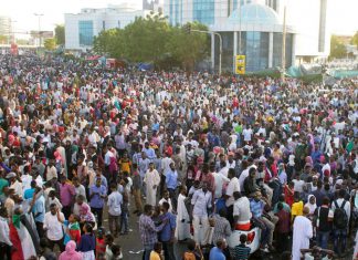 موكب 6 أبريل.. هل يتكرر سيناريو النميري والبشير؟ موكب 6 أبريل.. هل يتكرر سيناريو النميري والبشير؟