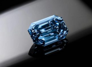 أكبر ماسة زرقاء في العالم تُباع بـ57.5 مليون دولار أكبر ماسة زرقاء في العالم تُباع بـ57.5 مليون دولار
