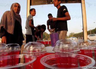 سودانيون يتطوعون لإفطار صائمين على الطريق سودانيون يتطوعون لإفطار صائمين على الطريق