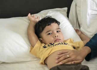 كيف أخفض حرارة الطفل سريعاً في المنزل؟ كيف أخفض حرارة الطفل سريعاً في المنزل؟