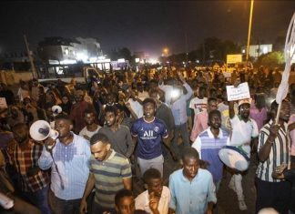 المئات يتظاهرون في الخرطوم للمطالبة بالحكم المدني المئات يتظاهرون في الخرطوم للمطالبة بالحكم المدني