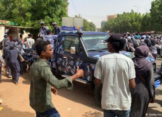 استنكار واسع لحادثة مقتل ثائر دهسا بواسطة عربة الشرطة استنكار واسع لحادثة مقتل ثائر دهسا بواسطة عربة الشرطة