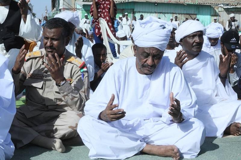 والي القضارف يؤدي صلاة العيد بميدان الحرية والي القضارف يؤدي صلاة العيد بميدان الحرية