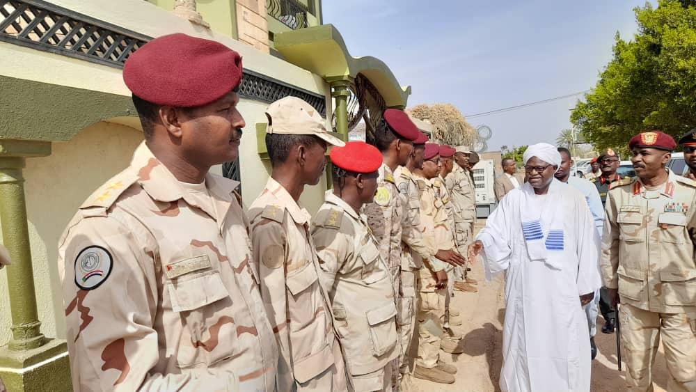 والي جنوب دارفور يزور مواقع الاجهزة الامنية بمناسبة العيد والي جنوب دارفور يزور مواقع الاجهزة الامنية بمناسبة العيد